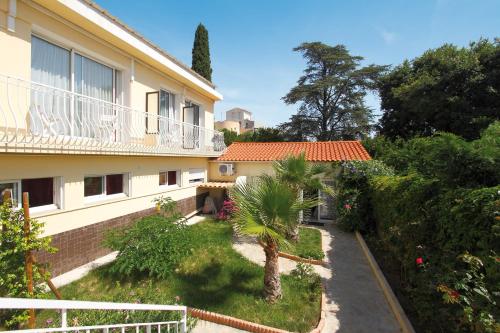 Un jardín fuera de Hôtel La Croix de Malte