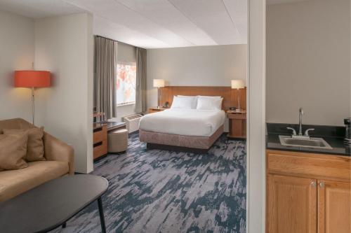 um quarto de hotel com uma cama e um sofá em Fairfield Inn Boston Tewksbury/Andover em Tewksbury