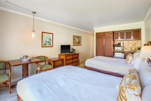 Habitación de hotel con 2 camas y cocina en Islander on the Beach 120 - Studio, en Kapaa