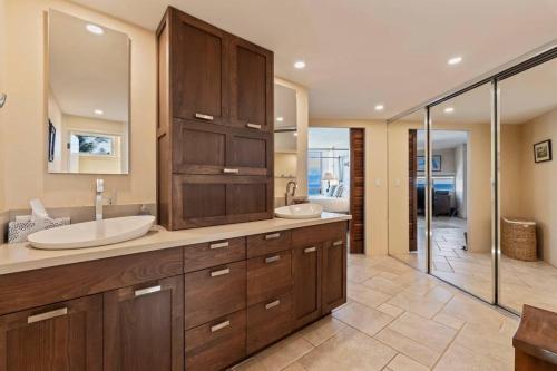 Vannituba majutusasutuses Hale Mahina A301- Direct Beachfront Updated Corner Unit Stunner!