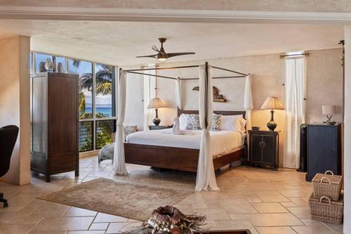 Voodi või voodid majutusasutuse Hale Mahina A301- Direct Beachfront Updated Corner Unit Stunner! toas