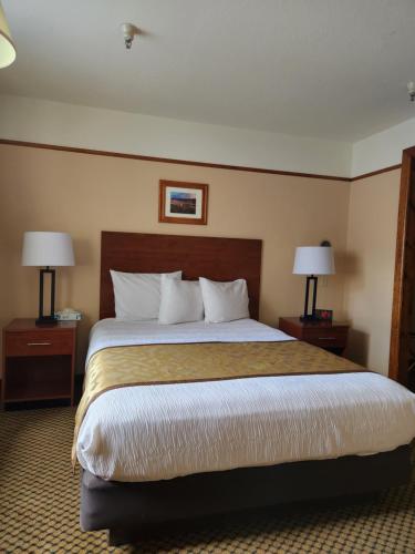 a hotel room with a large bed with two lamps at Luxury Inn & Suites in Silverthorne