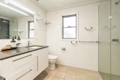 ein Badezimmer mit Toilette, Waschbecken und Dusche in der Unterkunft Pilotage 3 - Ocean and Lighthouse views in Yamba