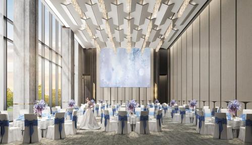 un salón de banquetes con mesas y sillas en Crowne Plaza Ezhou, an IHG Hotel, en Ezhou