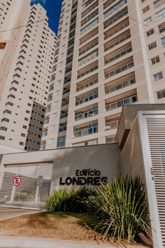 a building with a sign that reads outside london at Apartamentos de Temporada Araxá WIFI GRATUITO - ESPAÇO HOME OFFICE in Araxá