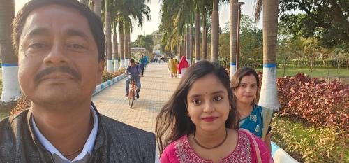 Un hombre y dos mujeres parados en un parque en MOTIJHIL,MURSHIDABAD, en Murshidābād