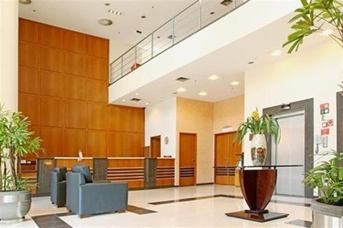 um lobby de um hospital com vasos de plantas em UH 1116 Flat Live Logde Vila Mariana em São Paulo
