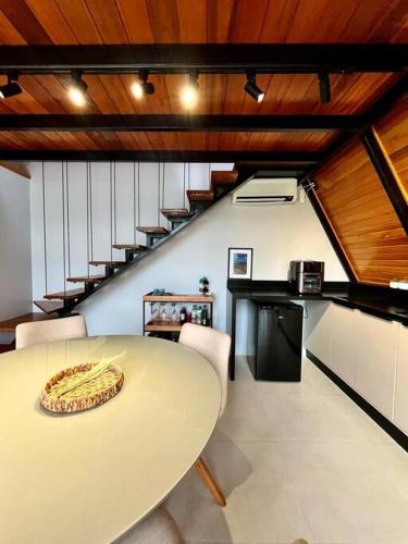 une salle à manger avec une table et un escalier dans l'établissement Cabanas 96, à Bento Gonçalves
