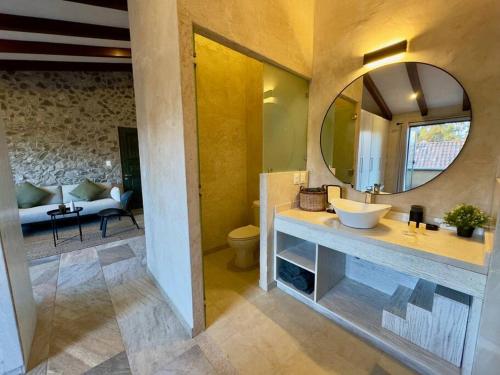 Santeagueda的住宿－Sol en Val´Quirico，一间带水槽和镜子的浴室