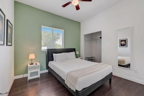 1 dormitorio con 1 cama y ventilador de techo en Miami Luxury 4BR Home with Pool, Next to Wynwood & South beach, en Miami