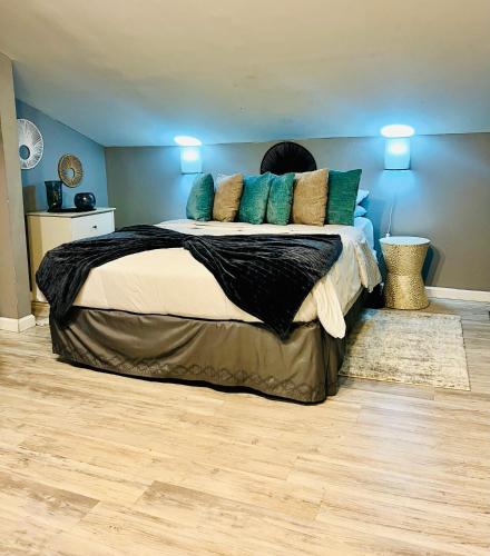 Un pat sau paturi într-o cameră la Loft Guest Suite 1 Bedroom