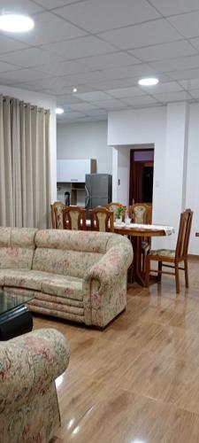 uma sala de estar com dois sofás e uma mesa e cadeiras em Santa Ursula Departamento em San Sebastián
