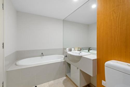 Un baño de 2-Bed, 500m From The Beach with Pool, Gym & Sauna
