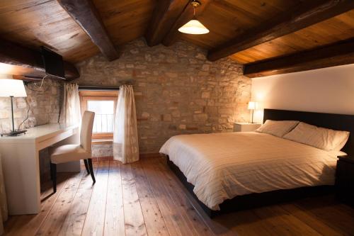 a bedroom with a bed and a desk and a window at B&B Largo Alighieri in Schiavi di Abruzzo