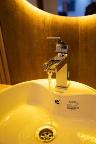 a sink with water coming out of a faucet at La Terrassa appartement climatisé in Azrou