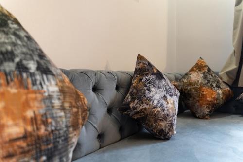 four pillows sitting on a couch in a living room at La Terrassa appartement climatisé in Azrou