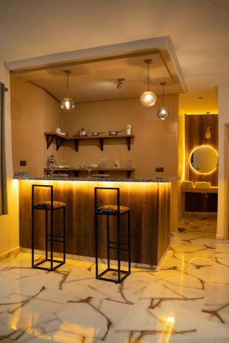 a lobby with a bar with two stools at La Terrassa appartement climatisé in Azrou