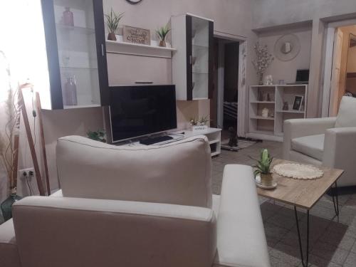 a living room with a couch and a tv at La Familia 2 in Ezeiza