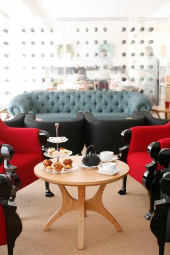 una mesa de centro con comida en una habitación en Furadouro Boutique Hotel Beach & SPA, en Ovar