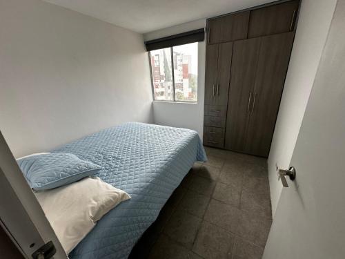 Un pat sau paturi într-o cameră la Encantador Departamento en Xalapa