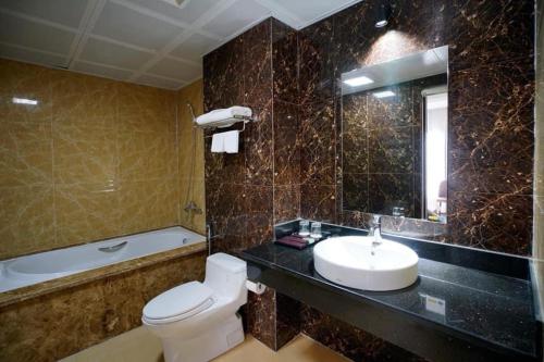 Ванна кімната в Hạ Long Trendy