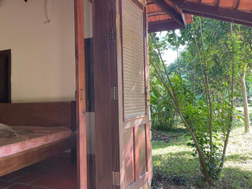 een open deur van een kamer met een bed en een raam bij Chandara estate kep in Kep