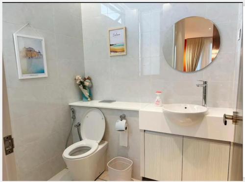 een witte badkamer met een toilet en een wastafel bij Red Sunset Studio Sky 88 JB Town in Johor Bahru