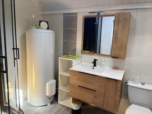 uma casa de banho com um lavatório e um frigorífico em Maison La Bernerie-en-Retz, 4 pièces, 6 personnes - FR-1-612-135 em La Bernerie-en-Retz
