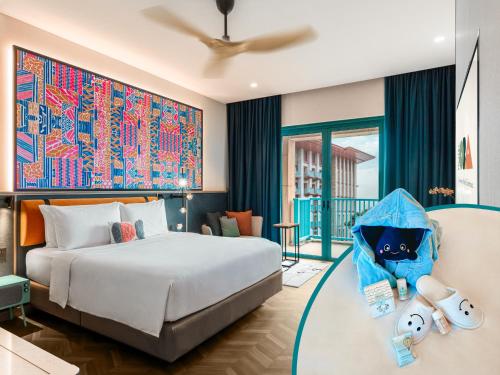 una habitación de hotel con una cama y una mesa con juguetes en Resorts World Sentosa - Hotel Ora en Singapur