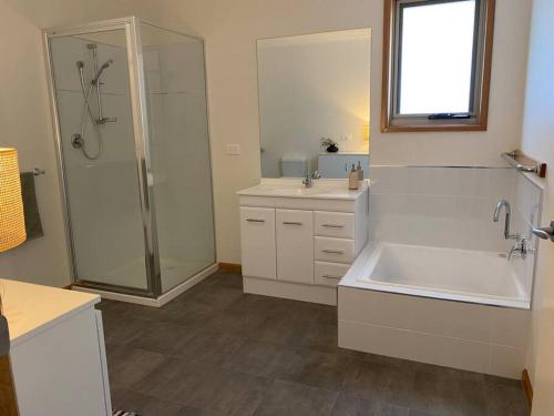 La salle de bains est pourvue d'une baignoire, d'un lavabo et d'une douche. dans l'établissement Three Island Escape - Dover, à Dover