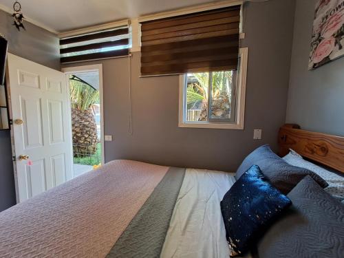 um quarto com uma cama e uma janela em HOSTAL EL AROMO.. em Chillán