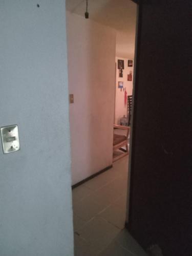 uma porta aberta para um quarto com um corredor em Hostal puebla em Lomas de Angelopolis