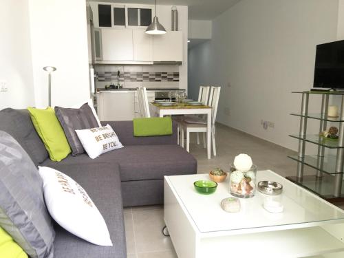 sala de estar con sofá y mesa en Mai Apartment, en Las Palmas de Gran Canaria