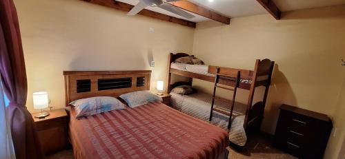 1 dormitorio con 2 literas y 1 cama en casa saire, en San Pedro de Atacama