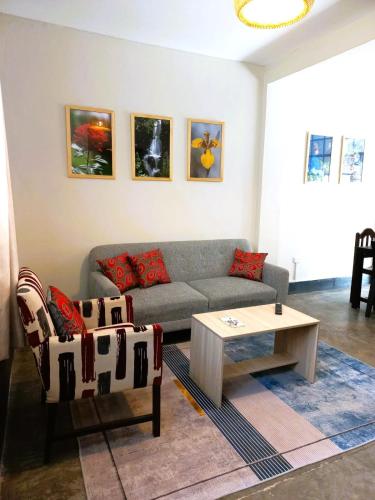a living room with a couch and a coffee table at Estreno: Cómodo y céntrico Dpto. en Caraz Dulzura. in Caraz