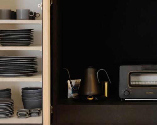 a kitchen cabinet with a microwave and a toaster at 穴吹邸 / ANABUKI-TEI in Takamatsu
