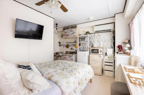 - une petite cuisine avec un lit dans une chambre dans l'établissement 201.Near Ueno Park/3min train St.Easx access, à Tokyo
