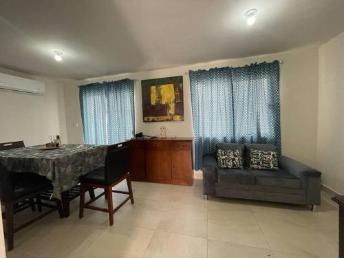 a living room with a table and a couch at Casa santeli miramar in Ciudad Madero