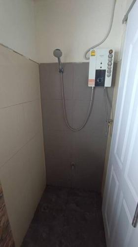 baño con ducha y teléfono en la pared en Chubby5 Room6, en Ban Bang Bamru