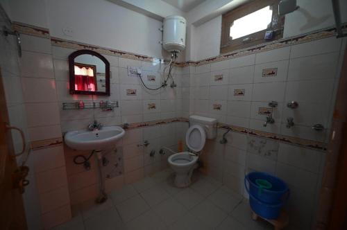 Koupelna v ubytování TRIDEV BHAGTI REGENCY