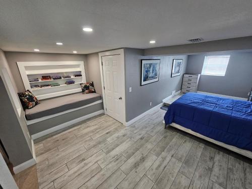 Кровать или кровати в номере Lakeside Lofts at Lake Martha