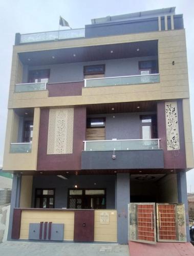 um edifício alto com muitas janelas e portas em A-one girls PG hostel . em Jaipur