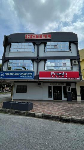 budynek z znakiem hotelowym przed nim w obiekcie Fresh Hotel w mieście Ipoh