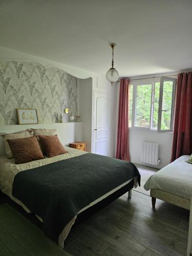 Un dormitorio con una cama grande y una ventana. en L'ile Des Prevots, en Crosne