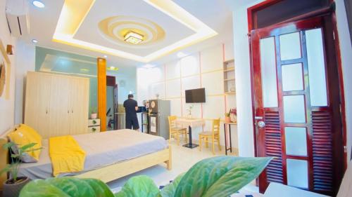1 dormitorio con 1 cama y 1 dormitorio con mesa en Jun Homestay & Apartment, en Ho Chi Minh