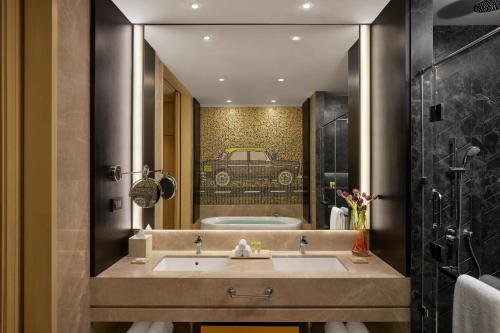 Bilik mandi di Hyatt Centric Juhu Mumbai