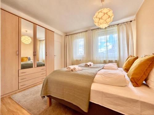 Säng eller sängar i ett rum på Budapest Basilica Panorama Apartment