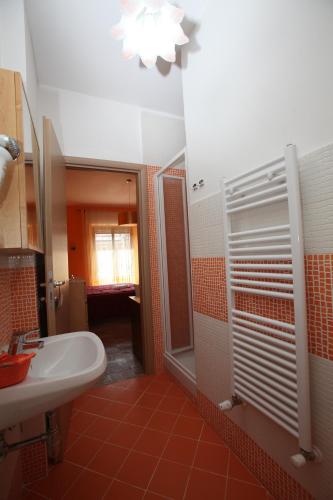 a bathroom with a sink and a shower and a toilet at Roma Gianicolense in Rome