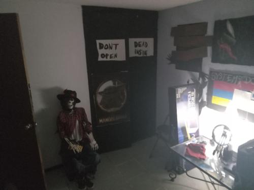 Una stanza con la figura di un uomo che indossa un cappello di Hostal puebla a Lomas de Angelopolis