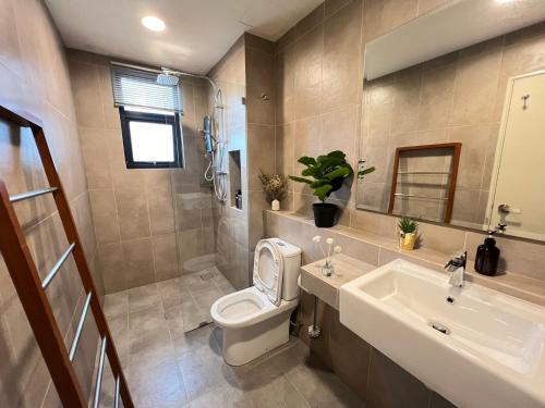 uma casa de banho com um WC e um lavatório em VitaminSEA3 Seaview 6PAX Studio Netflix A-8-13A em Kuantan